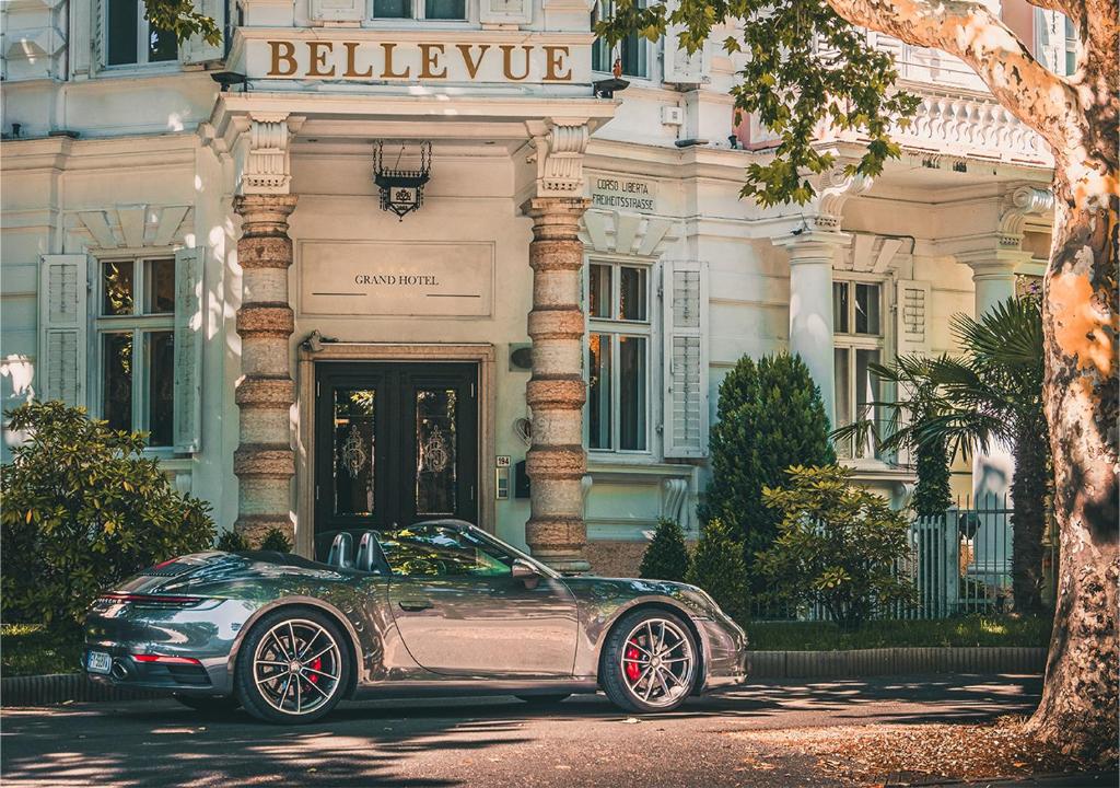 um carro prateado estacionado em frente a um edifício em Grand Hotel Bellevue - adults only em Merano
