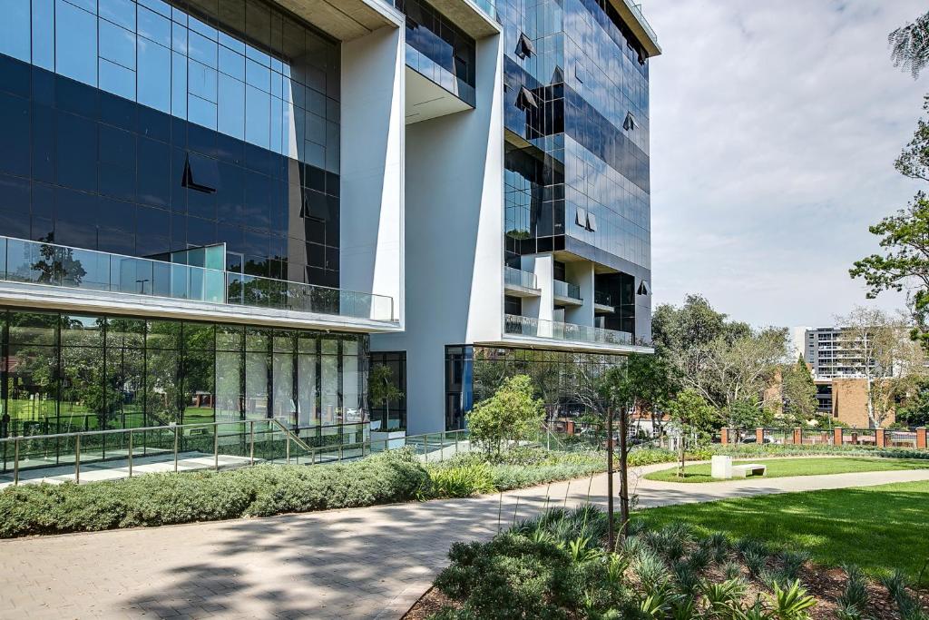 vista esterna di un edificio di The Park Central Residence - WITH GENERATOR a Johannesburg