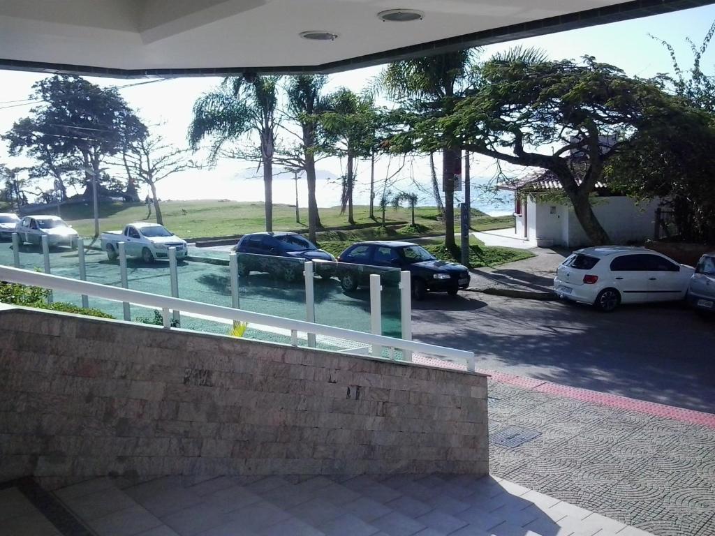vista su un parcheggio con auto parcheggiate di Residencial Milton Prado a Florianópolis