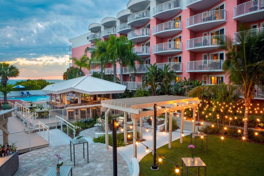 een luchtzicht op het resort met een groot roze gebouw bij Beach House Suites by the Don CeSar in St Pete Beach