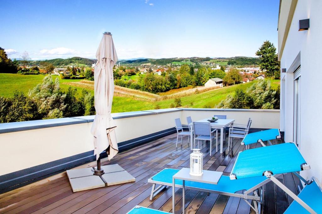 balcón con mesa, sillas y vistas en Dein Lieblingsplatz mit traumhafter Terrasse, Top 2 en Mühldorf bei Feldbach