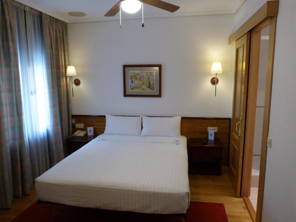 Postel nebo postele na pokoji v ubytování Hostal Navarra