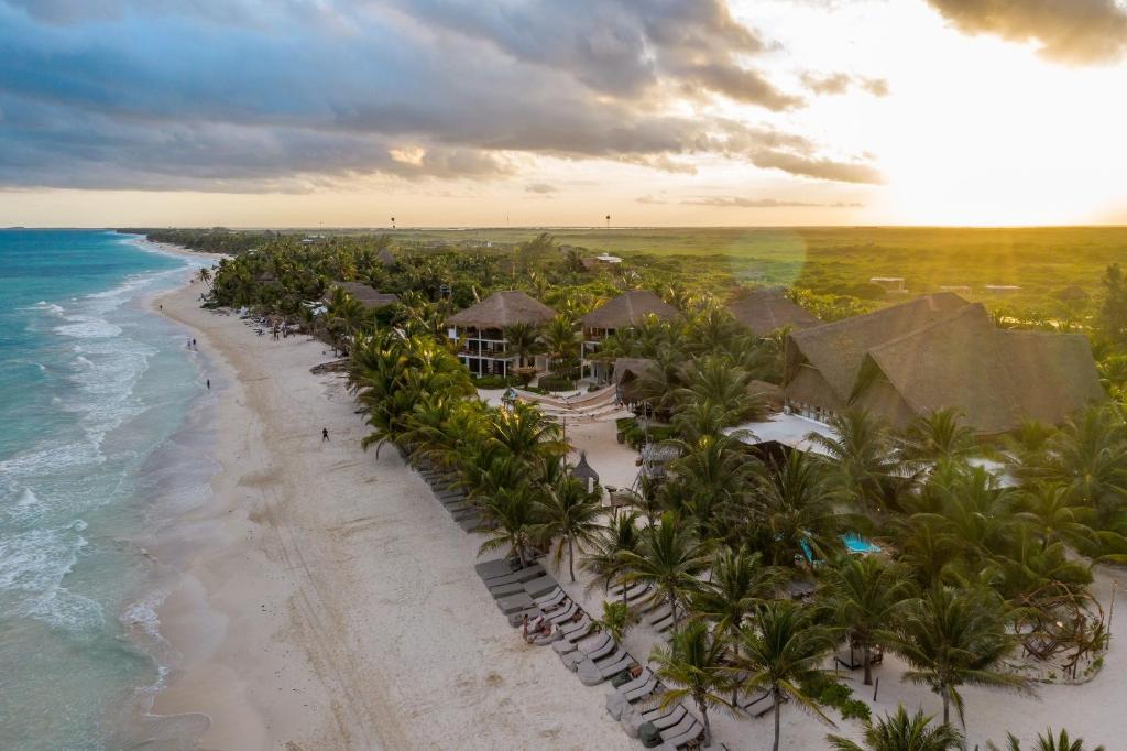 uma vista aérea de um resort na praia em Selina Tulum em Tulum