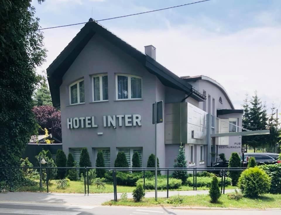 Hotel Inter في بييلاني فروتسوافسكي: مبنى مكتوب عليه فندق مقلوب
