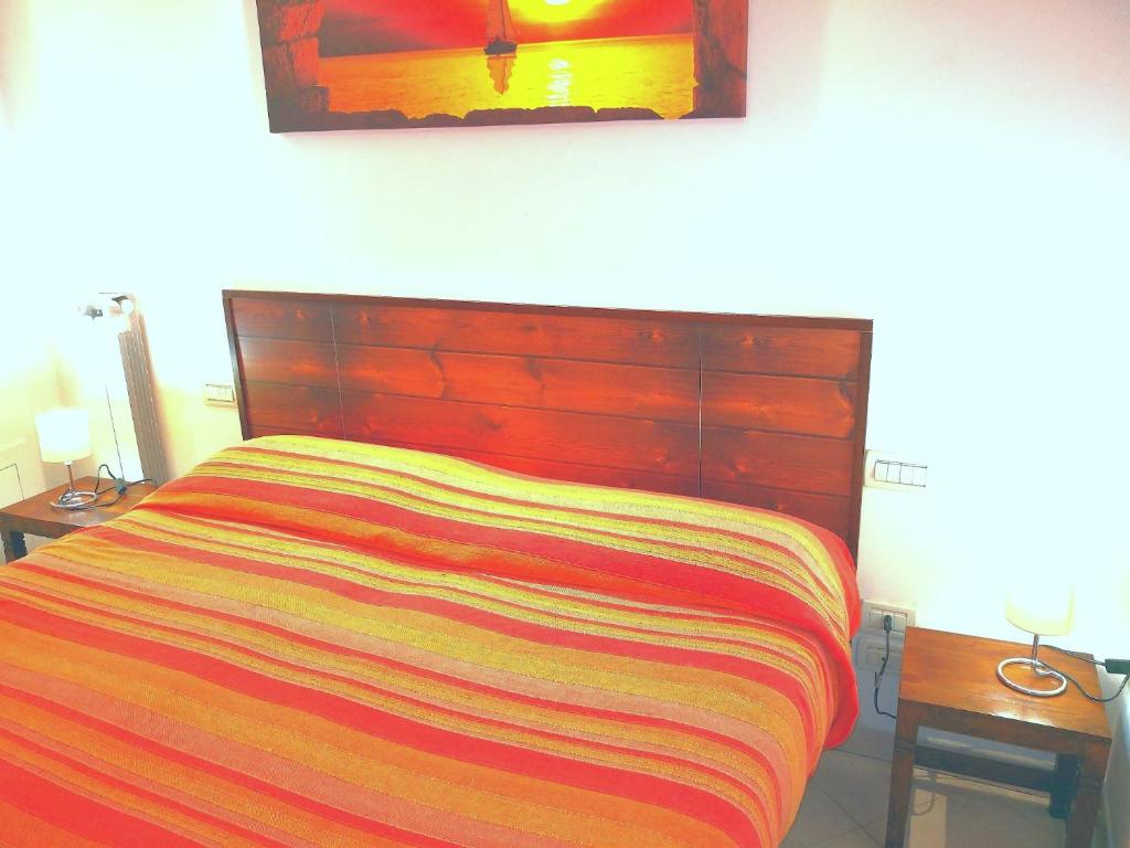 Una cama con una manta multicolor encima. en Sansamuele Apartment, en Venecia