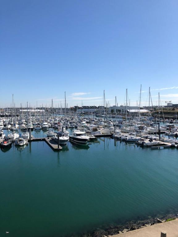 Un montón de barcos están atracados en un puerto en La Brigantine, en La Chaume