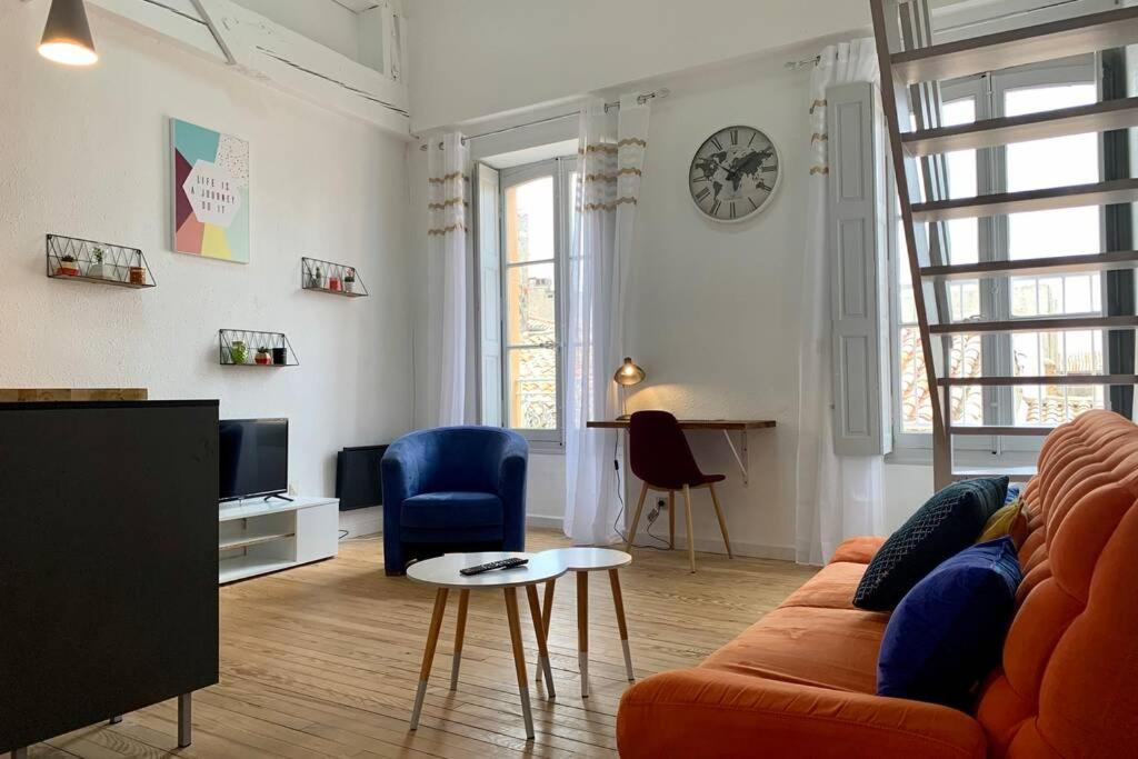 カルカソンヌにあるDuplex Carcassonne centreのソファとテレビのあるリビングルーム