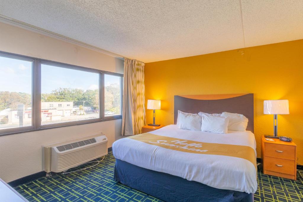 Postel nebo postele na pokoji v ubytování Days Inn by Wyndham Absecon Atlantic City Area