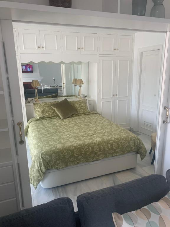 Een bed of bedden in een kamer bij Charming Apartment in Puerto Banus
