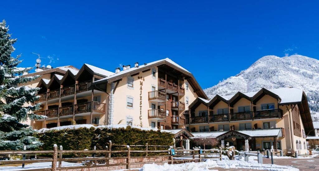 Nespecifikovaný výhled na hory nebo výhled na hory při pohledu z aparthotelu