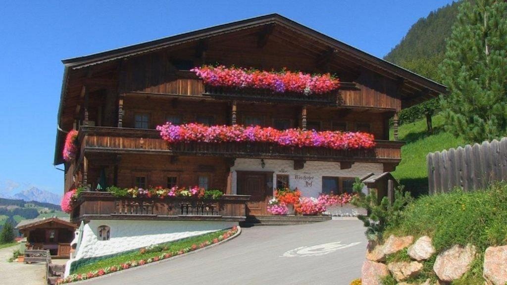 una casa con flores en la parte delantera en Appartement Rossalm mit Sauna, en Alpbach
