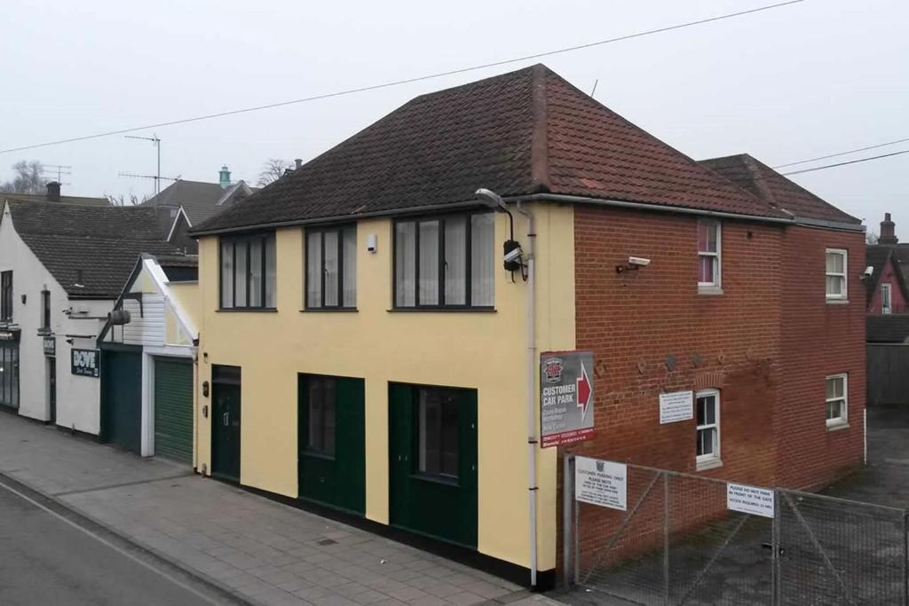Spacious Apartment with Roof Terrace, near The Waterfront, Ipswich 6