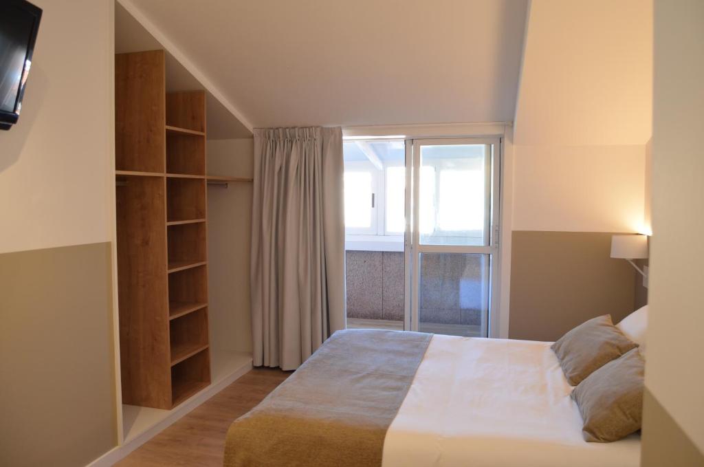 A bed or beds in a room at Hotel Airiños 3*