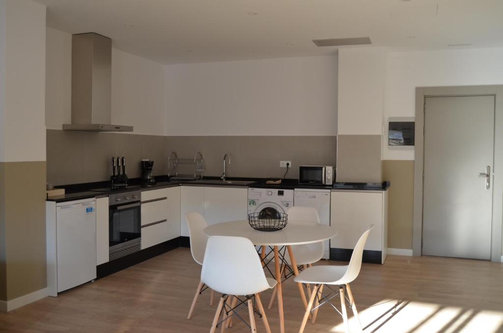 A kitchen or kitchenette at Hotel Airiños 3*