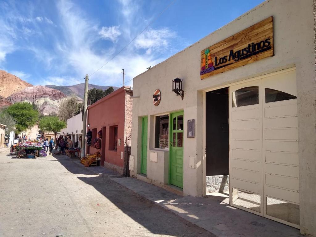 una calle en una pequeña ciudad con un edificio en Los Agustinos en Purmamarca