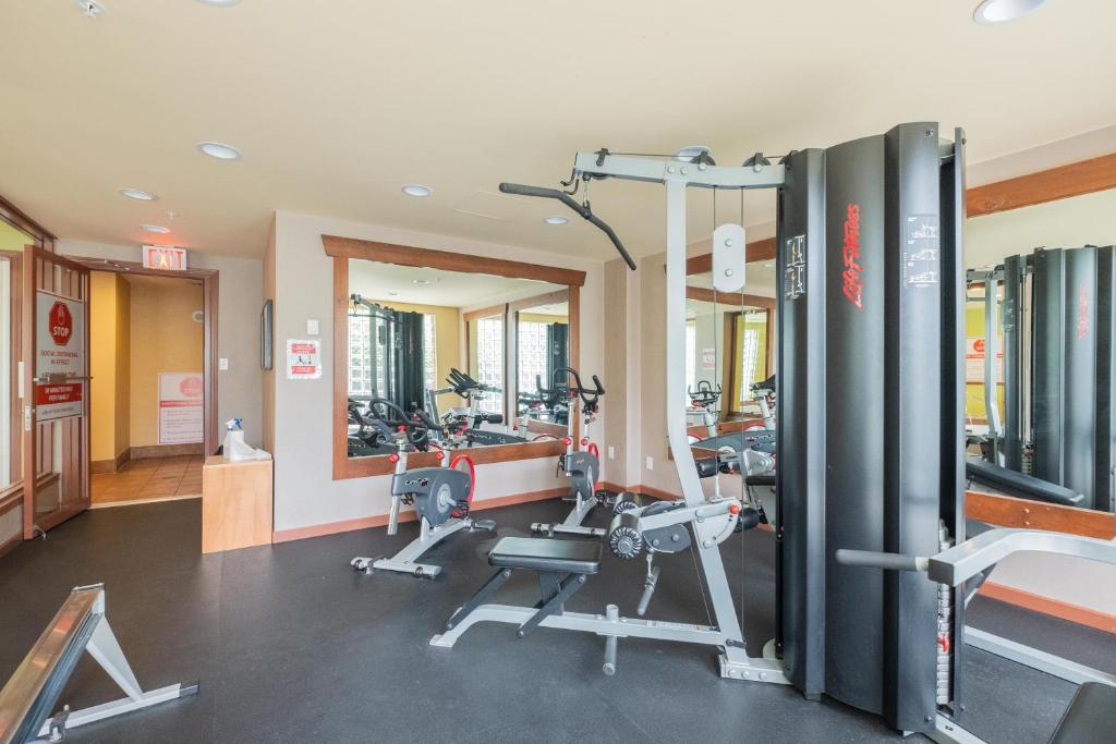 Fitness centrum a/nebo fitness zařízení v ubytování Deer Lodge by Outpost Whistler