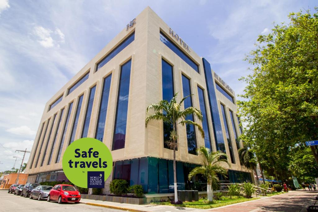 a building with a sale travels sign in front of it at Hotel El Español Paseo de Montejo in Mérida