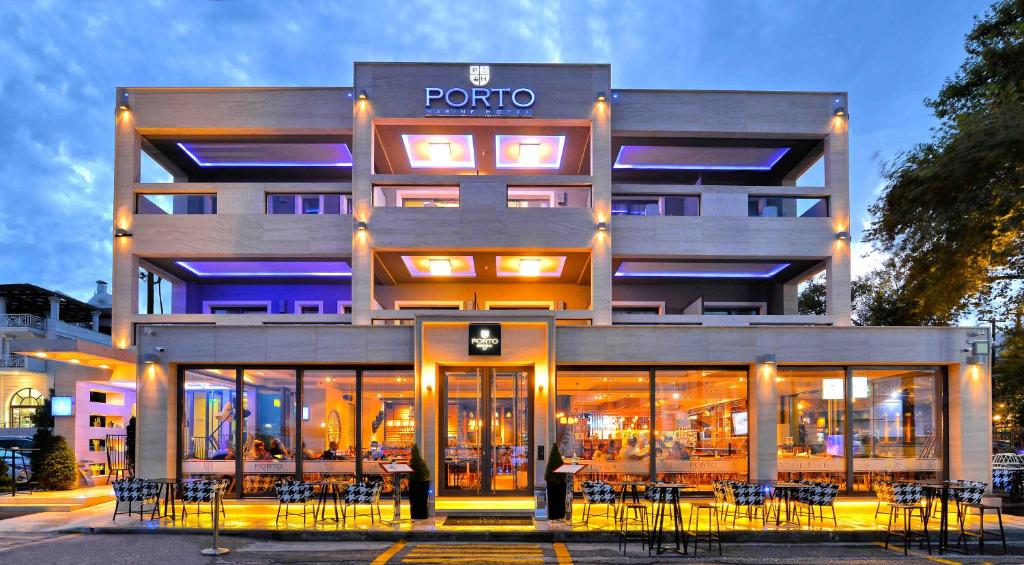 プラタモナスにあるPorto Marine Hotelの目の前にテーブルと椅子が置かれた建物