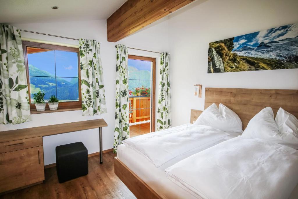 Postel nebo postele na pokoji v ubytování Klausenstein Gutshof Hollersbach