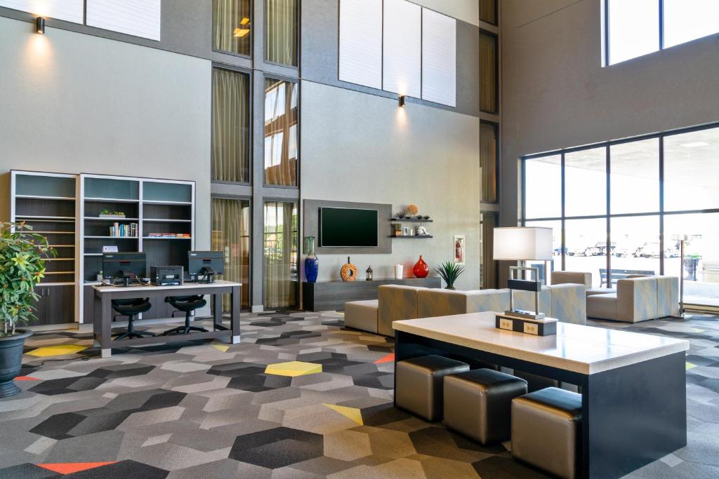 TV/trung tâm giải trí tại Holiday Inn Morgantown - Reading Area by IHG