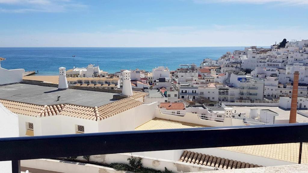 widok na miasto z białymi budynkami i ocean w obiekcie Albufeira Ocean view (62) w Albufeirze