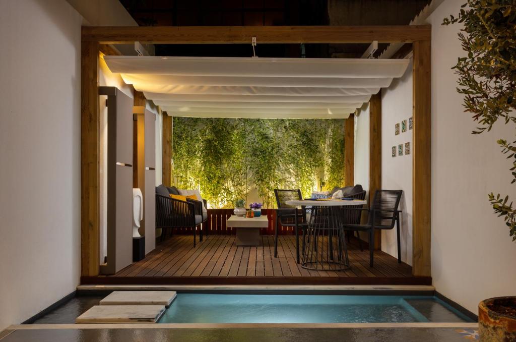 Elle offre une vue sur une terrasse avec une table et des chaises. dans l'établissement STUPENDO- Two Rooms, patio With refreshing Pond-Center-Air conditioning-Free Park, à Lisbonne