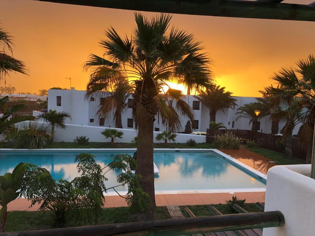 Villa con palmeras y piscina en Casa Neem - Duplex 2ch dans village naturiste, en Charco del Palo