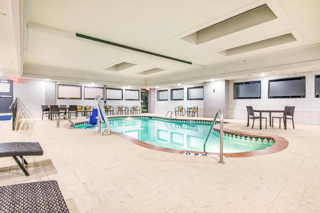 Bazén v ubytování Holiday Inn Express & Suites Longview North by IHG nebo v jeho okolí