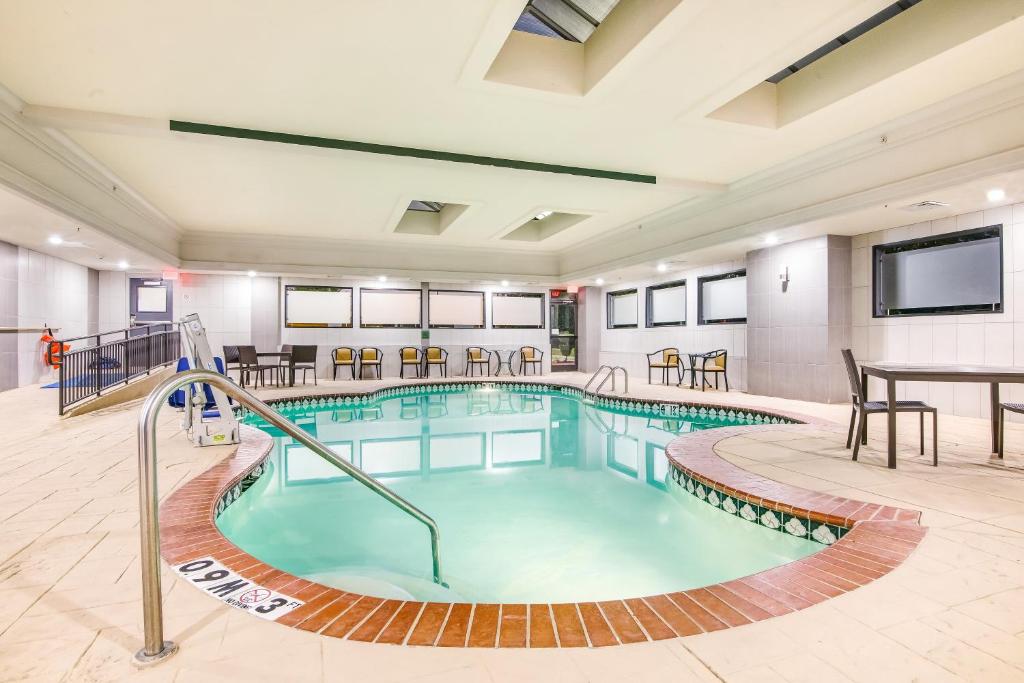 Bazén v ubytování Holiday Inn Express & Suites Longview North by IHG nebo v jeho okolí