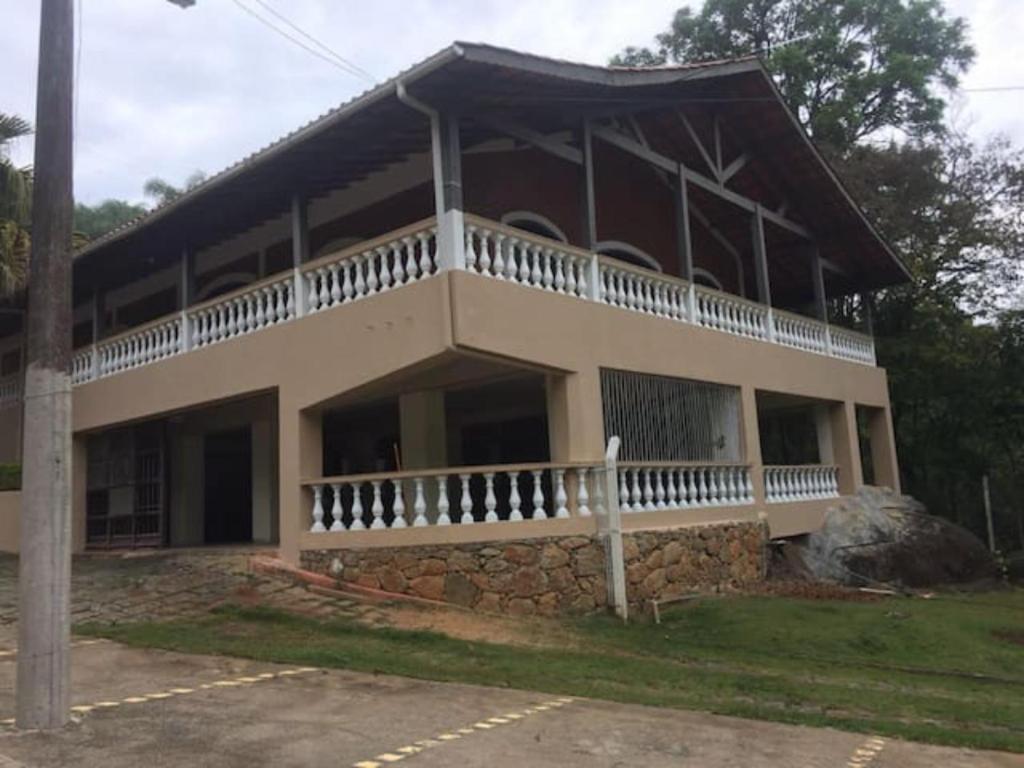  Chácara em Pedra Bela com cachoeira