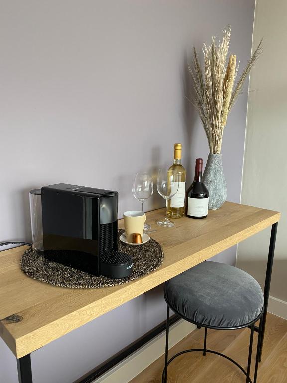 Příslušenství pro přípravu čaje a kávy v ubytování B&B Gellick