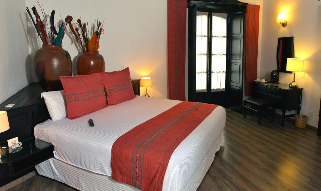 Postel nebo postele na pokoji v ubytování Best Western Plus Posada de Don Vasco