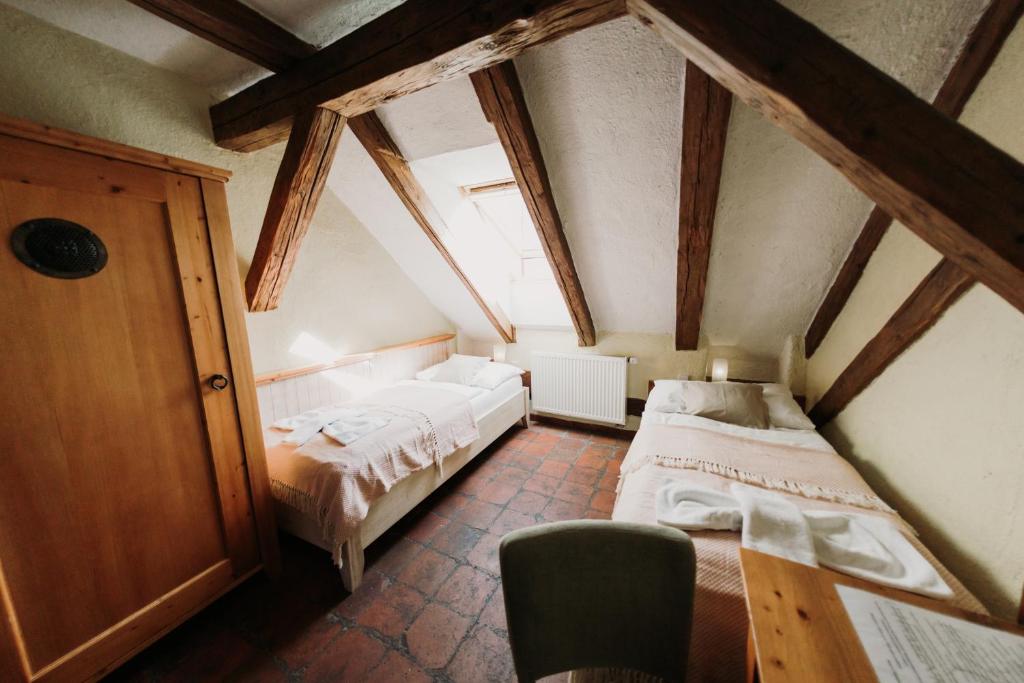 Postel nebo postele na pokoji v ubytování Hotel U Hrabenky