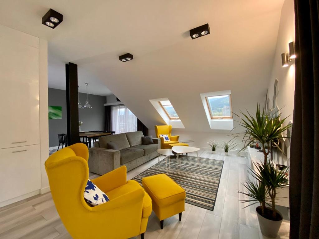 シフィエラドゥフ・ズドルイにあるSki Sun Sea - Rodzinny apartament pod gondoląのリビングルーム(黄色の椅子、ソファ付)