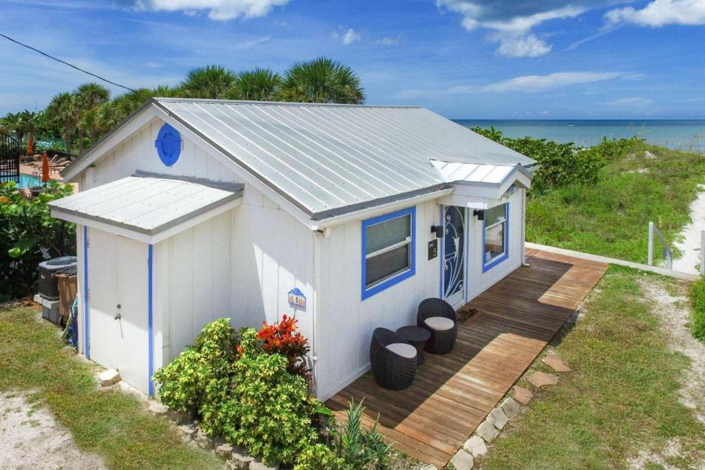 Binnie’s Beachfront Bungalow, Clearwater Beach (updated prices 2024)