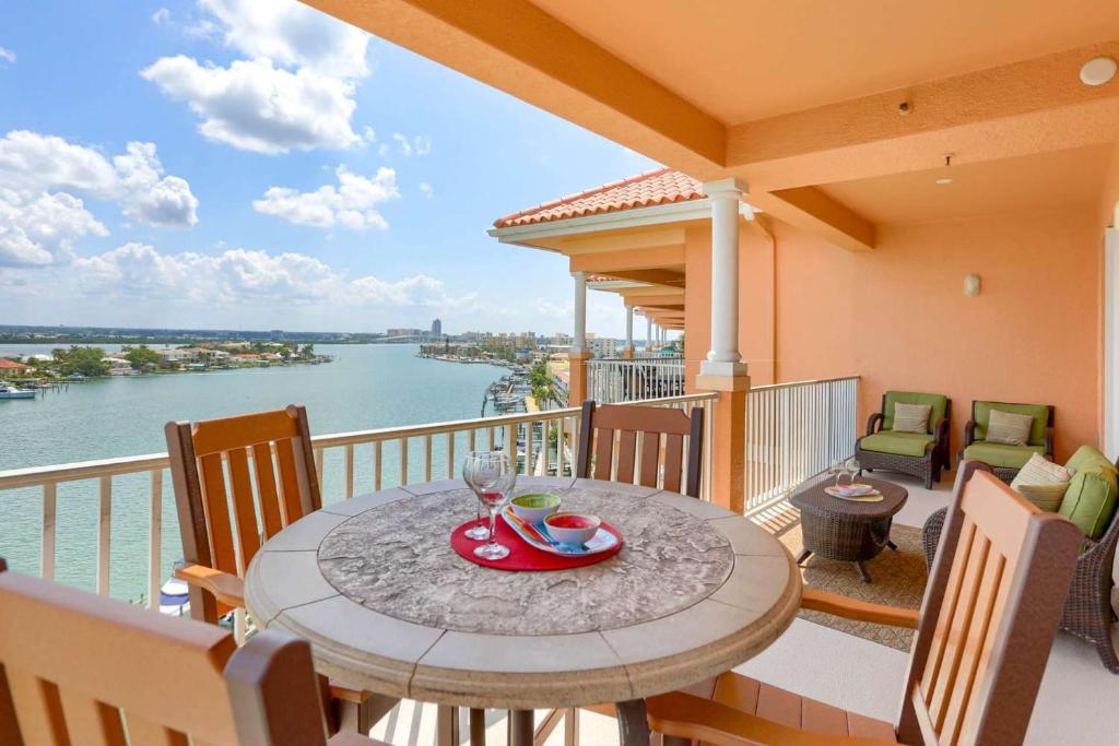 una mesa en un balcón con vistas al agua en 801 Harborview Grande, en Clearwater Beach