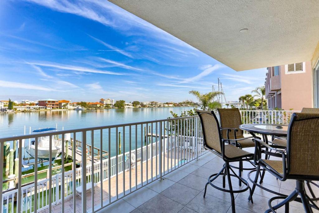 balcón con sillas y vistas al agua en 204 Bay Harbor, en Clearwater Beach