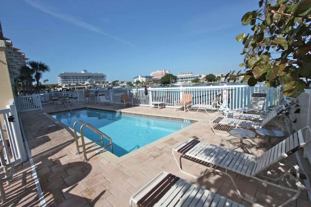 Hồ bơi trong/gần 204 Bay Harbor