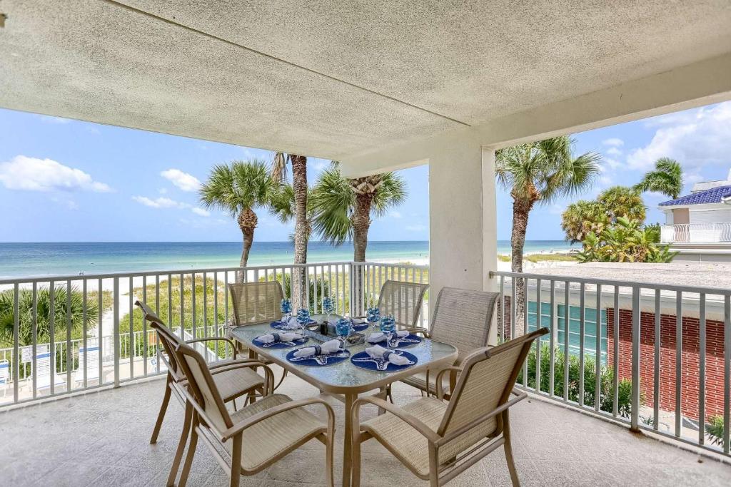 - une table sur un balcon avec vue sur l'océan dans l'établissement 105 Hamilton House, à Clearwater Beach