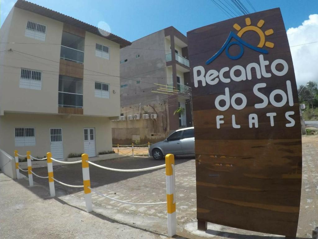 una señal frente a un edificio en Flats Recanto do Sol, en Maragogi