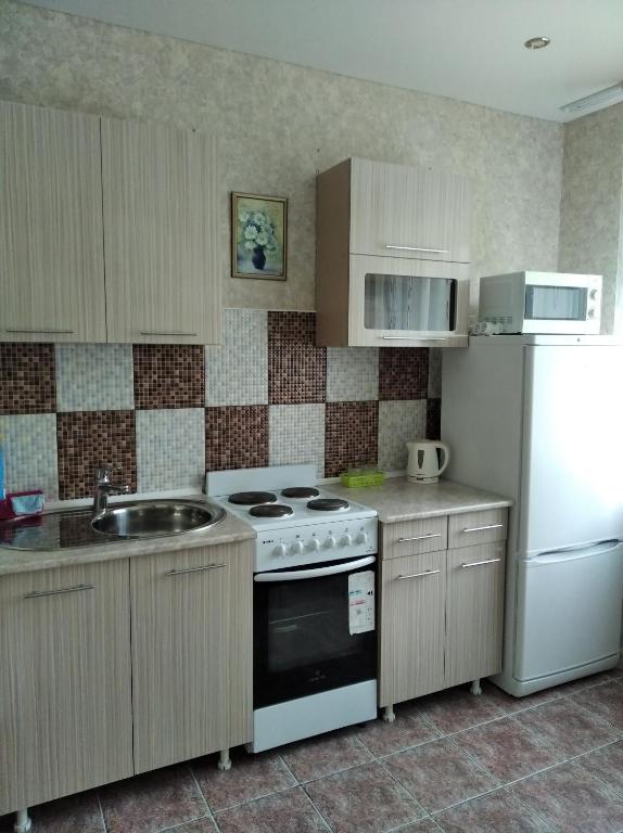 ベロクリハにあるApartment on Bratyev Zhdanovykhのキッチン(コンロ、シンク、冷蔵庫付)