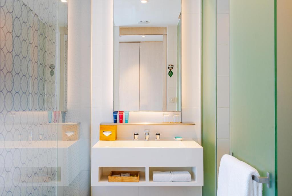 Phòng tắm tại Oasia Hotel Novena, Singapore by Far East Hospitality