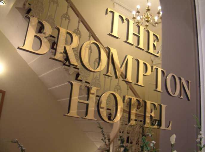 een bord met de bruine vloer op een muur bij The Brompton Hotel in Londen