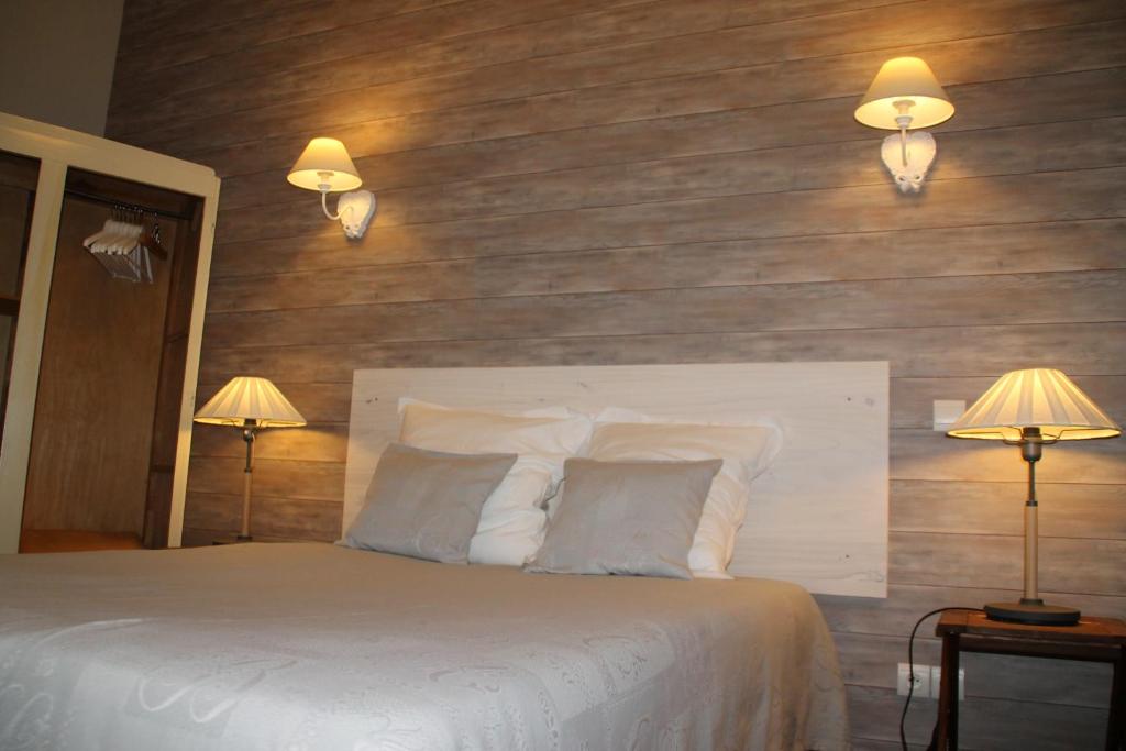 Postel nebo postele na pokoji v ubytování Hôtel Rivière