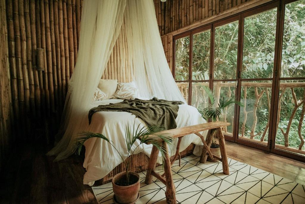 Postel nebo postele na pokoji v ubytování Treehouse de Valentine