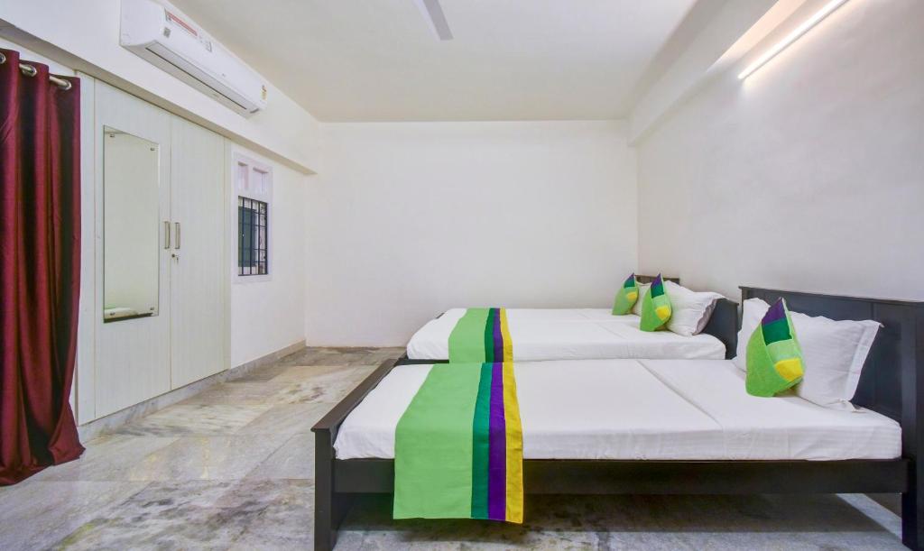 Postel nebo postele na pokoji v ubytování Treebo Eco Stay Nandanam