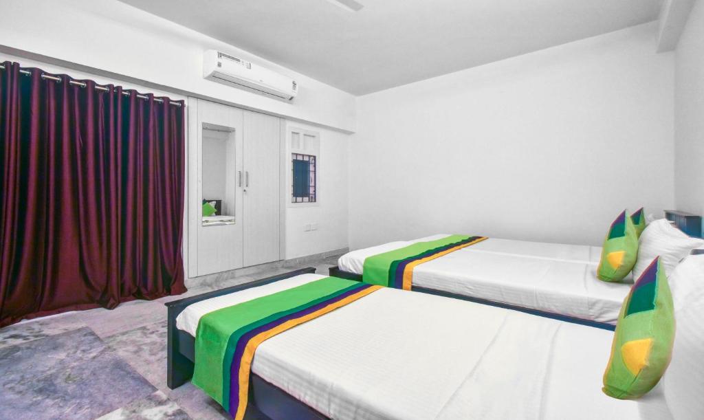 Postel nebo postele na pokoji v ubytování Treebo Eco Stay Nandanam