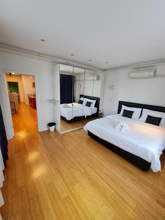 sypialnia z dużym łóżkiem i lustrem w obiekcie Maderla w mieście Bangkok