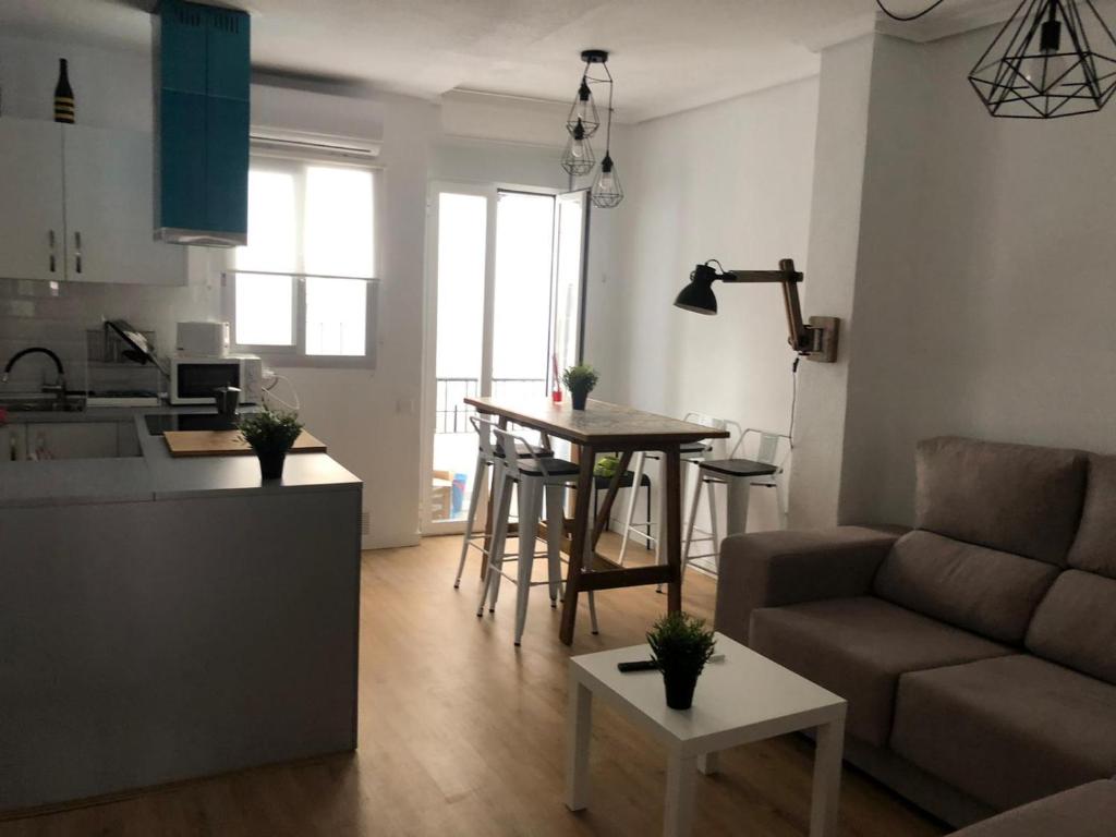 una cucina e un soggiorno con divano e tavolo di Apartamento Sofía a Murcia