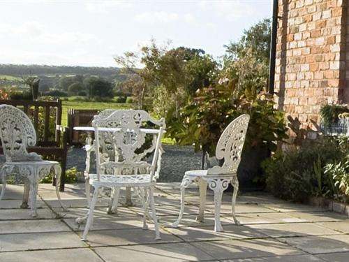 Manor Farm Egerton - Cottage With Garden View